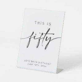 Dit is 50ste verjaardag reclamebord met voetstuk