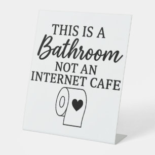 Dit is een badkamer, geen internetcafé reclamebord met voetstuk