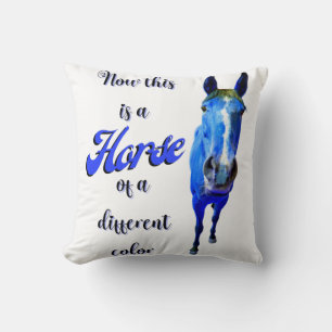 Dit is een paard van een andere kleur in blauw kussen