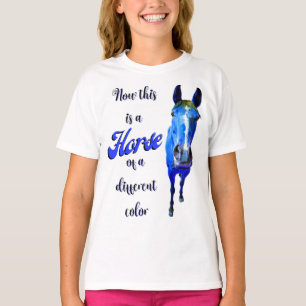 Dit is een paard van een andere kleur in blauw t-shirt