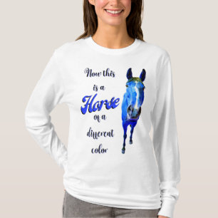 Dit is een paard van een andere kleur in blauw t-shirt
