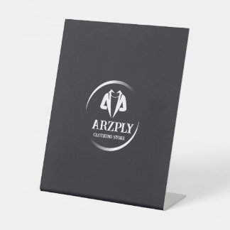 Dit is een witte en grijze stoffen winkel logo. reclamebord met voetstuk