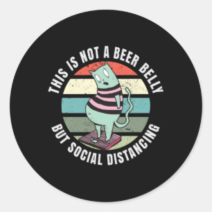 Dit is geen bierbuik, maar sociale afstanden ronde sticker