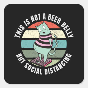 Dit is geen bierbuik, maar sociale afstanden vierkante sticker