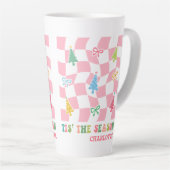Dit is het seizoen Groovy Pink Coquette Kerstnaam Latte Mok (Rechterhoek)