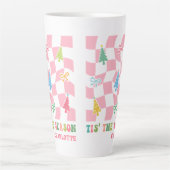 Dit is het seizoen Groovy Pink Coquette Kerstnaam Latte Mok (Voorkant)