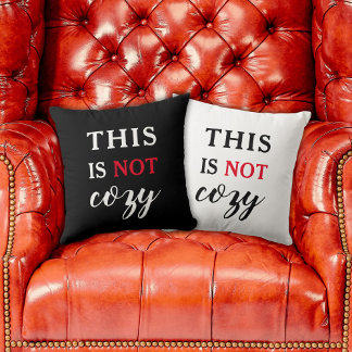 Dit Is Niet Cozy Grappige Quote Zwart Kussen