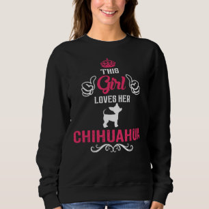 Dit meisje houdt van haar hond Chihuahua Trui
