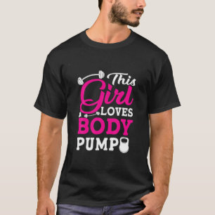 Dit meisje is gek op het gewicht van de pomp. t-shirt