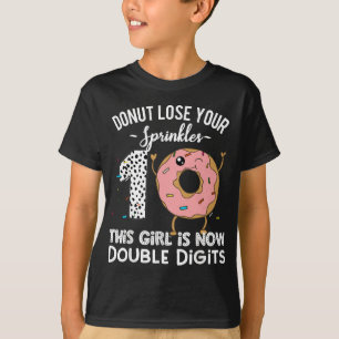Dit meisje is nu dubbele cijfers grappig donut 10t t-shirt