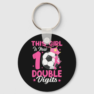 Dit meisje is nu dubbele cijfers voetbal meisje 10 sleutelhanger