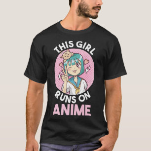 Dit meisje loopt op anime t-shirt