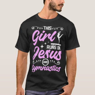 Dit meisje loopt op jesus en gymnastiek t-shirt