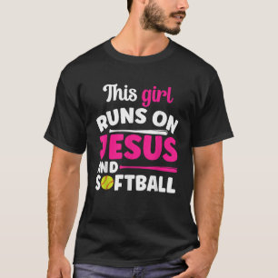 Dit meisje loopt op Jesus en softbal Christelijk A T-shirt