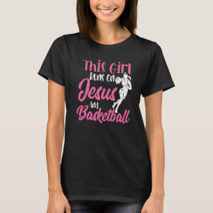 Dit meisje loopt op Jezus en Basketball Christelij T-shirt
