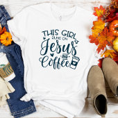 Dit meisje loopt op Jezus en koffie Christelijk T-shirt