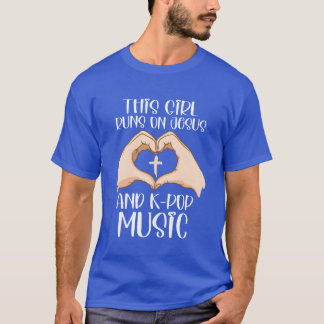 Dit meisje loopt op Jezus en KPop-muziekjongen T-shirt