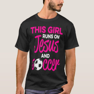 Dit meisje loopt op Jezus en voetbal T-shirt