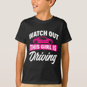 Dit meisje rijdt een nieuw rijbewijs Grappig Nieuw T-shirt