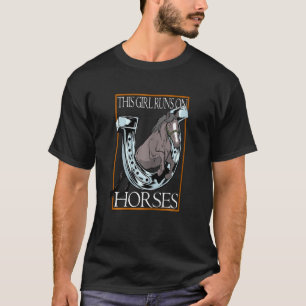 Dit meisje rijdt op paarden in het rode land, meis t-shirt