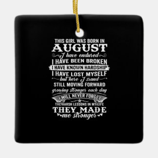 Dit meisje werd geboren in augustus 2010. keramisch ornament