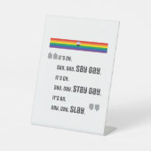 Dites Gay. Reste Gay. Couche. Panneau du piédestal (Recto)