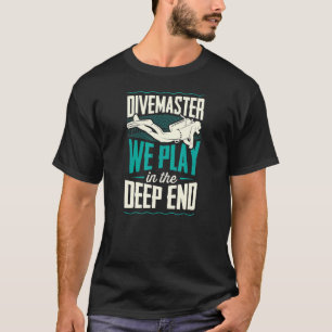 Divemaster we spelen in de diepe scuba die in duik t-shirt