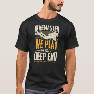 Divemaster we spelen in de diepe scuba die in duik t-shirt