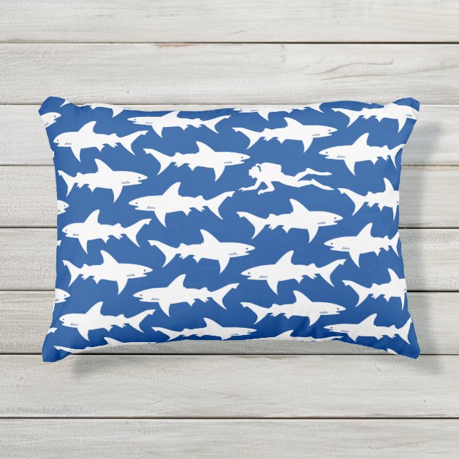Diver in een School voor Sharks Blue en White Funn Buitenkussen (Voorkant)