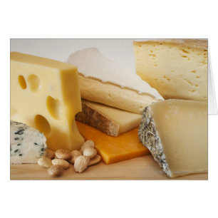 Divers fromages sur la planche à découper