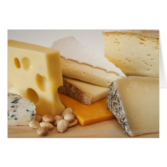Divers fromages sur la planche à découper (Devant horizontal)