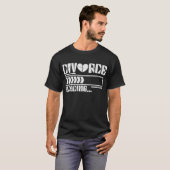 Divorcee Loading Funny, gescheiden vrouw T-shirt (Voorkant volledig)