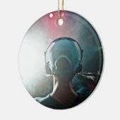 DJ dacht: Uitzicht achter dj Booth met Platenspele Keramisch Ornament (Links)