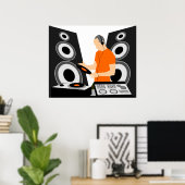 DJ die vinyl draait op het dek Poster (Thuiskantoor)