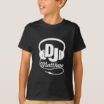 DJ ton nom blanc sur t-shirt enfant noir<br><div class="desc">T-shirt enfant dj à la musique graphique originale. Un grand cadeau pour les DJ et les jeunes musiciens Wannabe. Ce tee graphique est conçu par Sarah Trett.</div>