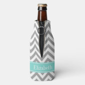 Dk Gray White LG Chevron Turquoise Name Monogram Flesjeskoeler (Fles Achterkant)