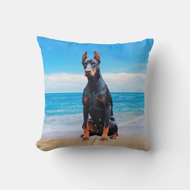 Doberman hond zitten op het strand kussen (Voorkant)