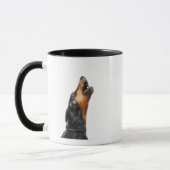Doberman howling, close-up mok (Links)