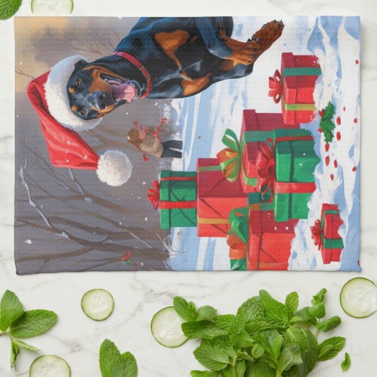 Doberman loopt in de sneeuw met kerst Pet Theedoek (Gevouwen)