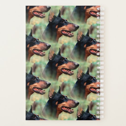 Doberman Pinscher dans les bois (Dos)