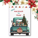 Doberman Pinscher Dog Farm Truck Carte de Noël<br><div class="desc">Un pick-up bleu turquoise porte un arbre de Noël décoré et des paquets cadeaux sur le devant de cette jolie carte de Noël. Un beau Doberman Pinscher Dog regarde du hayon arrière. Un panneau en bois rustique sur le pare-chocs arrière dit "Cheer de Noël". En haut de la carte se...</div>