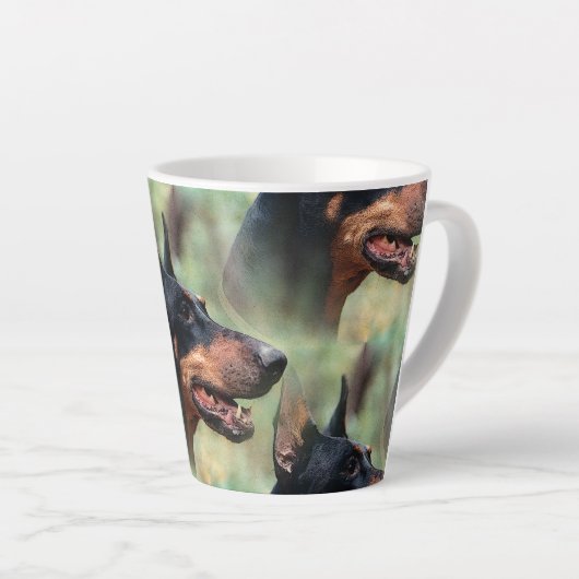 Doberman Pinscher in de Bossen Latte Mok (Rechterhoek)