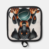 Doberman Pinscher Puppy houdt een bal vast Pannenlap (Voorkant)