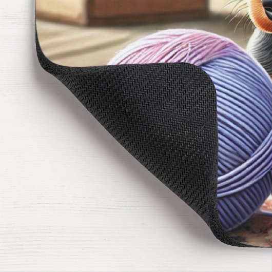 Doberman Pinscher Puppy met garenbal op een tapijt Muismat (Hoek)