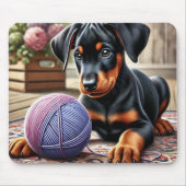 Doberman Pinscher Puppy met garenbal op een tapijt Muismat (Voorkant)