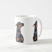 Dobermann avec la tasse sournoise de regard (Devant droit)