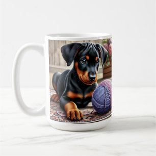 Dobermann Puppy met garenbal op een kleurrijk klee Koffiemok