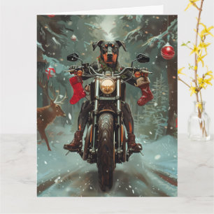 Dobermann rijdt op motorfiets met Kerstmis Kaart
