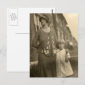 Dochter bij moeder en gebouw briefkaart (Voorkant / Achterkant)