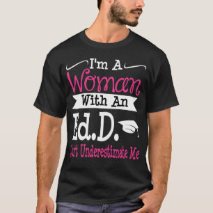 Doctor in het onderwijs EdD Afstuderen geeft haar  T-shirt